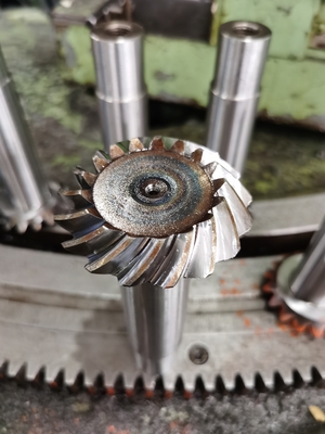 SAE 8620 Spiral Bevel Gears 58 - 62 HRC AISI AGMA 8