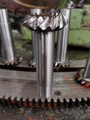 SAE 8620 Spiral Bevel Gears 58 - 62 HRC AISI AGMA 8