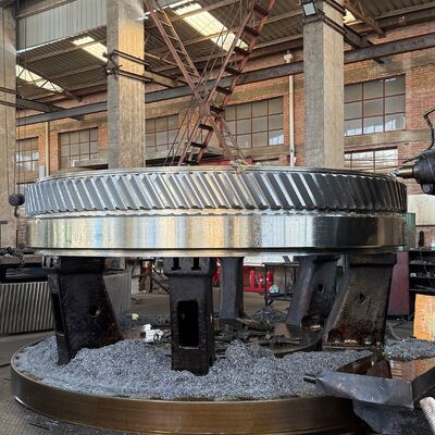 Các bánh răng xoắn ốc kép được thiết kế để truyền mô-men xoắn lớn trong các ứng dụng máy móc công nghiệp